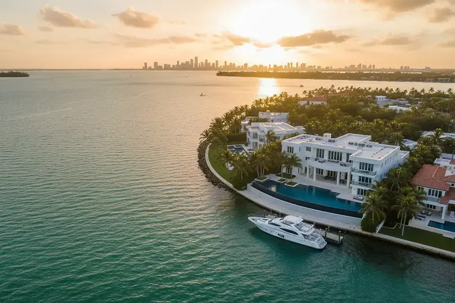 Luxury Waterfront Properties in Miami: Investment & Lifestyle Guide