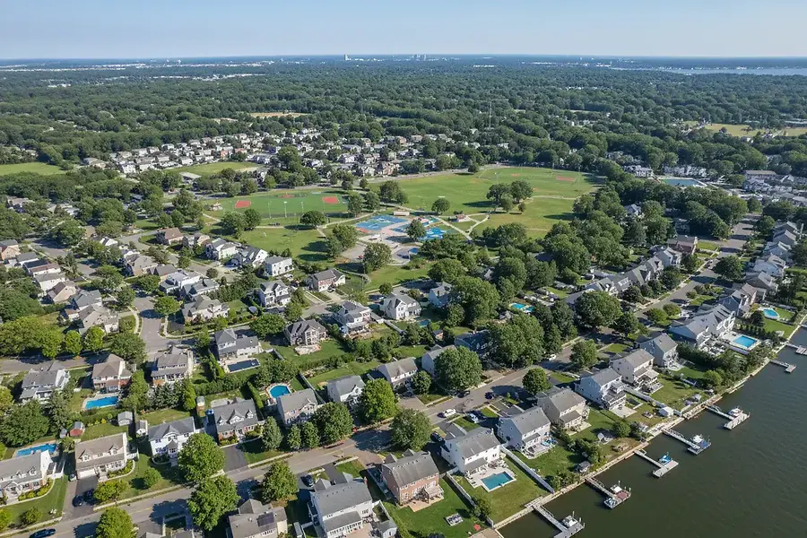 Home Value Comparison Guide for Mid-Island Nassau County Communities